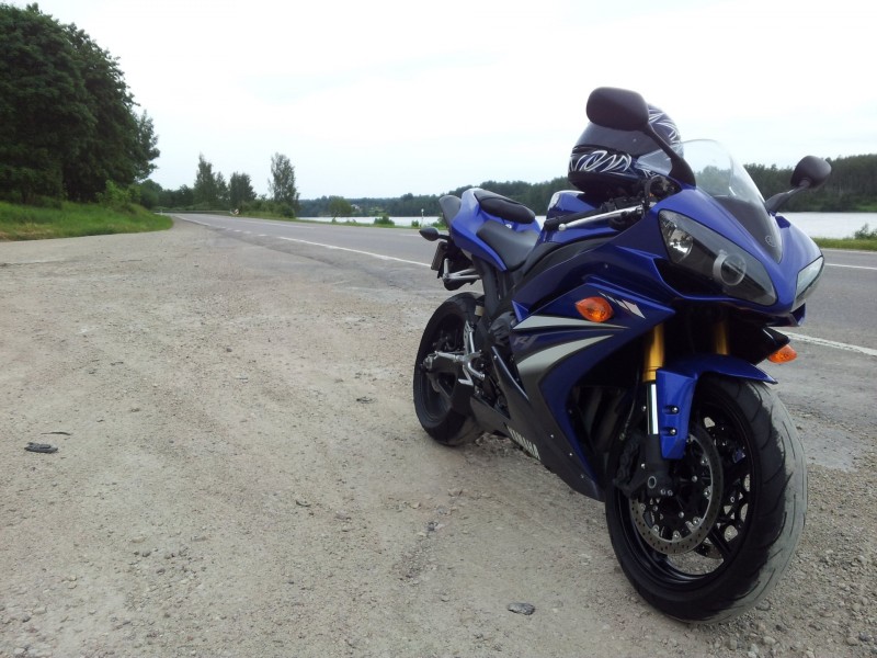 Yamaha r1 в гараже