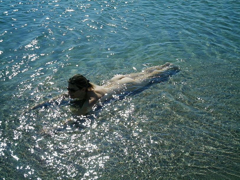 На море позирует